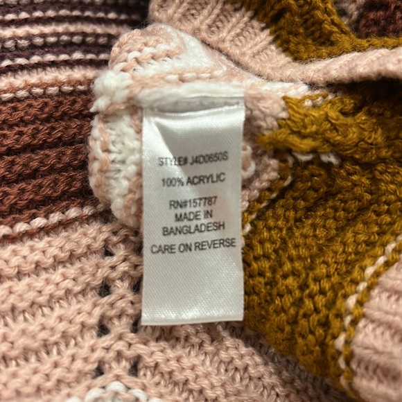 Multi Colored Cropped Knit Sweater with Scalloped Bottom- Juniors Size XL - Picture 7 of 8